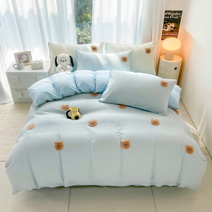91家纺网 家纺一手货源 找家纺 慕尚 2025新款全棉华夫格毛巾绣四件套 华夫格小熊仔蓝