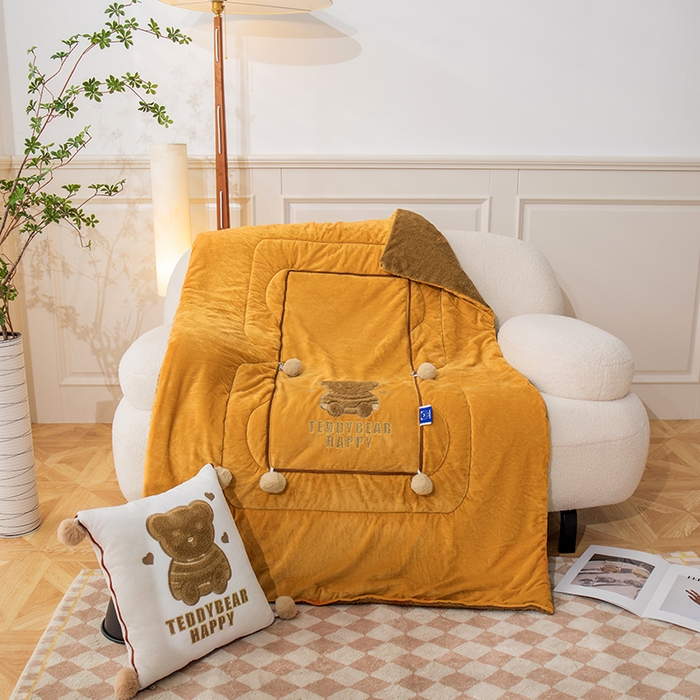 91家纺网 家纺一手货源 找家纺 枕芯真意 2024新款宝宝绒抱枕被 琥珀黄