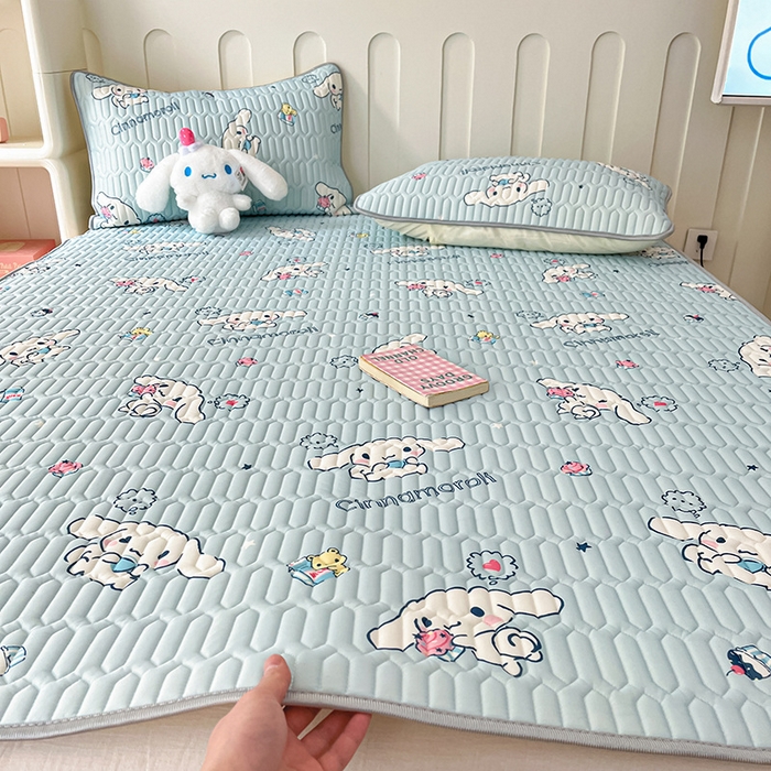 91家纺网 家纺一手货源 找家纺 金爱家 2024新款A类三丽鸥高品质可组合凉感丝乳胶席牛奶丝针织棉软糯夏被四件套 乳胶席-牛奶甜点玉桂狗