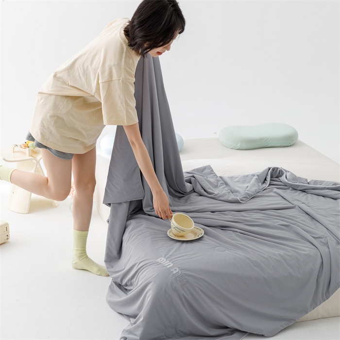 91家纺网 家纺一手货源 找家纺 （总）丝幔家纺 2025新款A类提花绣花凉感夏被 被子被芯