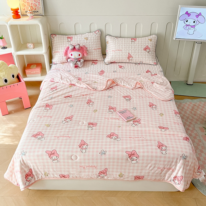 91家纺网 家纺一手货源 找家纺 金爱家 2024新款A类三丽鸥高品质可组合凉感丝乳胶席牛奶丝针织棉软糯夏被四件套 乳胶席-粉格美乐蒂