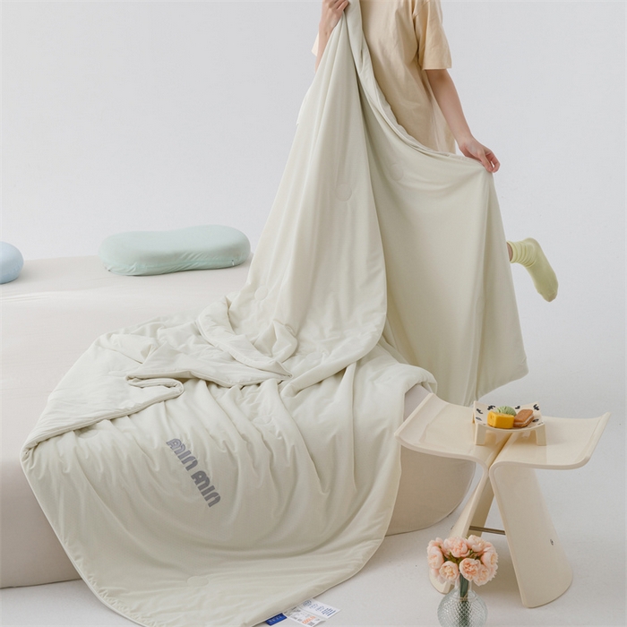 91家纺网 家纺一手货源 找家纺 丝幔家纺 2025新款A类提花绣花凉感夏被 被子被芯 奶油白