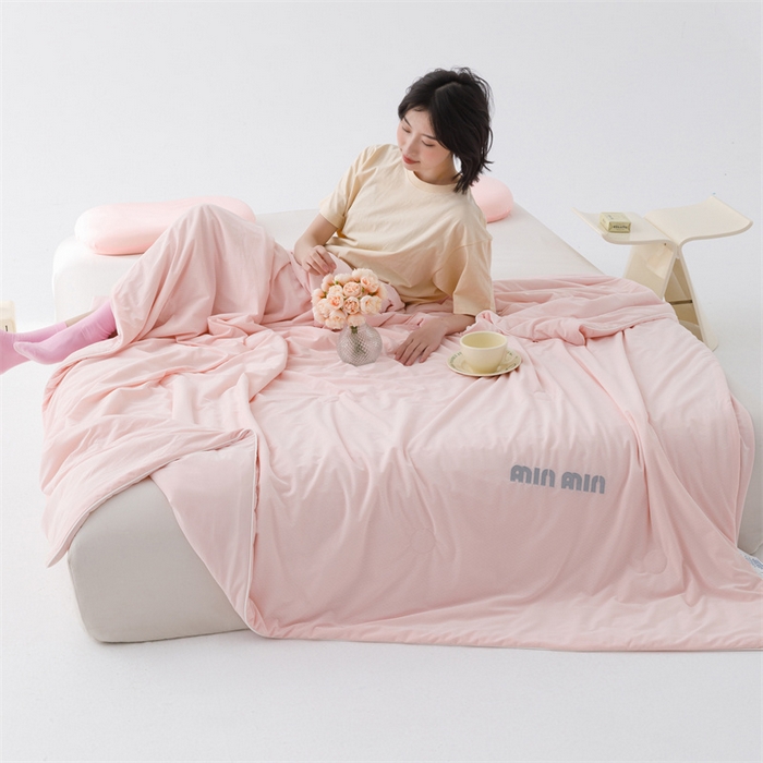 91家纺网 家纺一手货源 找家纺 丝幔家纺 2025新款A类提花绣花凉感夏被 被子被芯 樱花粉