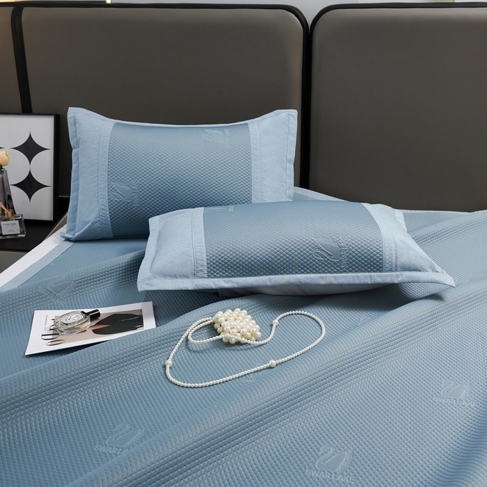 91家纺网 家纺一手货源 找家纺 青雅席业 2025新款A类母婴级刺绣冰豆豆凉席 天鹅湖-蓝