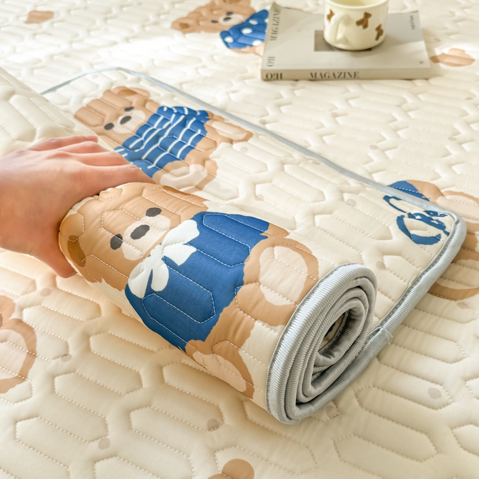 91家纺网 家纺一手货源 找家纺 佰亿莱2024新款小清新印花乳胶凉席 咖啡熊仔