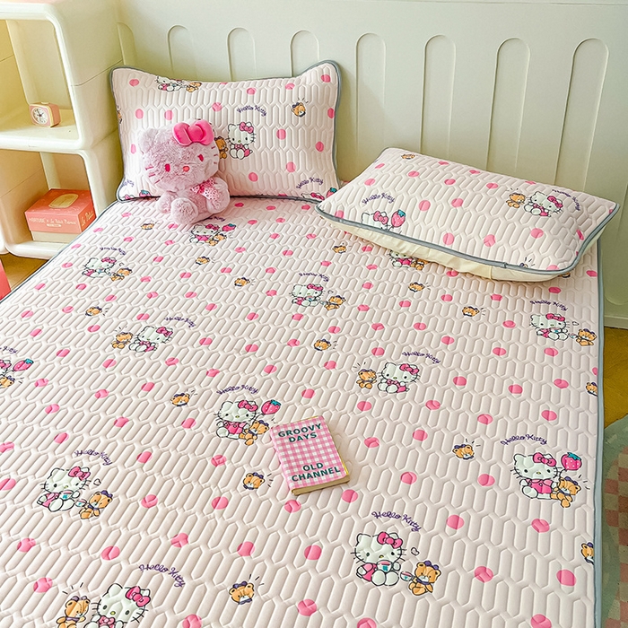 91家纺网 家纺一手货源 找家纺 金爱家 2024新款A类三丽鸥高品质可组合凉感丝乳胶席牛奶丝针织棉软糯夏被四件套 乳胶席-草莓kitty