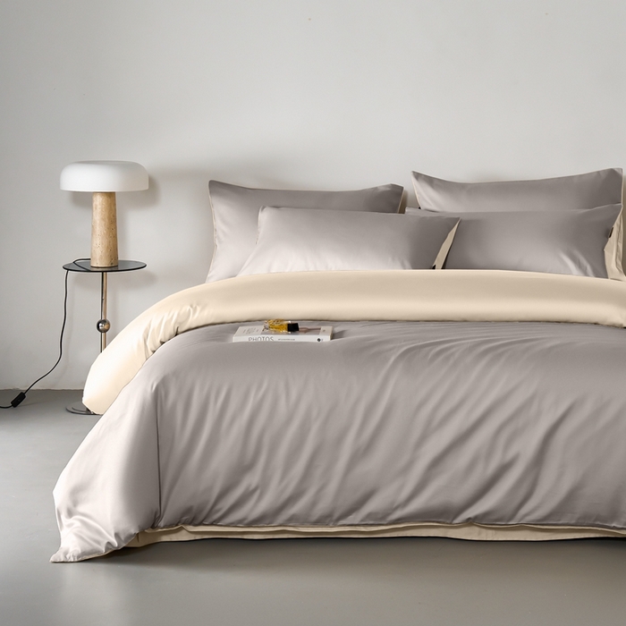 91家纺网 家纺一手货源 找家纺 秀色家纺 2025新款轻奢60支贡缎高支贡缎长绒棉全棉四件套简约纯色床上被套床单床笠式 米朵-烟墨灰+奶昔白