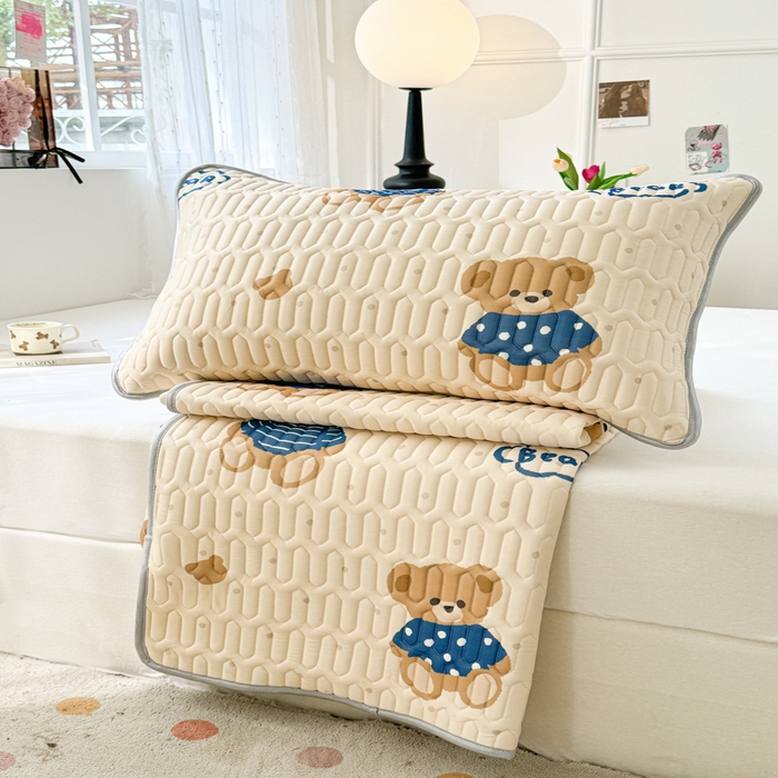 91家纺网 家纺一手货源 找家纺 佰亿莱2024新款小清新印花乳胶凉席 咖啡熊仔