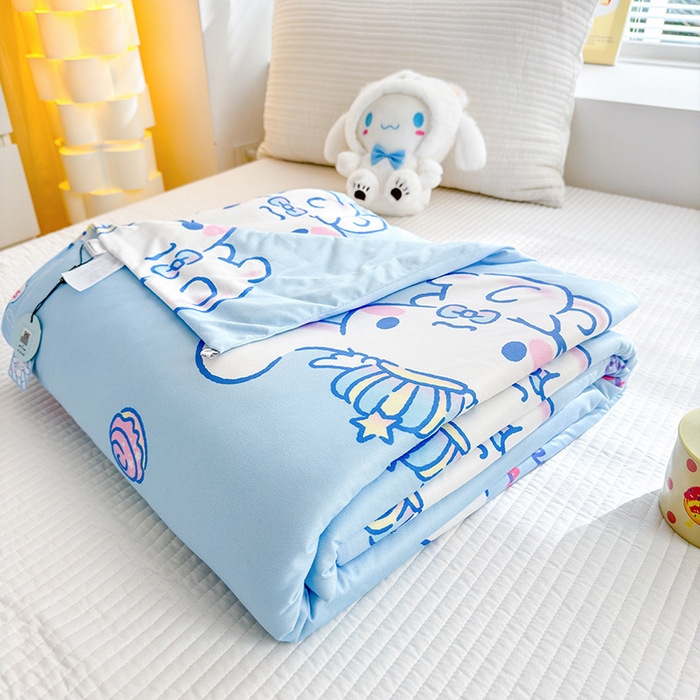 91家纺网 家纺一手货源 找家纺 博雅 2024新款三丽鸥正版系列A类牛奶丝软糯针织棉大豆纤维夏被 针织棉（带防伪标）旅行玉桂狗