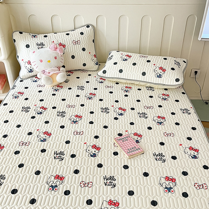 91家纺网 家纺一手货源 找家纺 金爱家 2024新款A类三丽鸥高品质可组合凉感丝乳胶席牛奶丝针织棉软糯夏被四件套 乳胶席-波点kitty