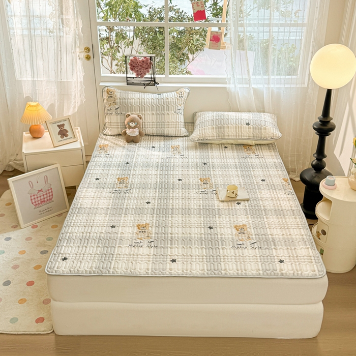 91家纺网 家纺一手货源 找家纺 佰亿莱2024新款小清新印花乳胶凉席 格子熊