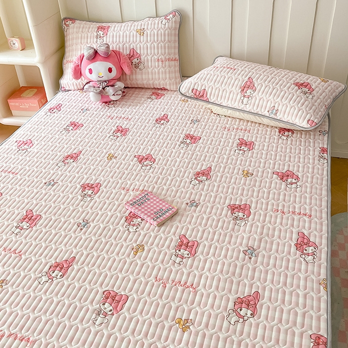 91家纺网 家纺一手货源 找家纺 金爱家 2024新款A类三丽鸥高品质可组合凉感丝乳胶席牛奶丝针织棉软糯夏被四件套 乳胶席-粉格美乐蒂