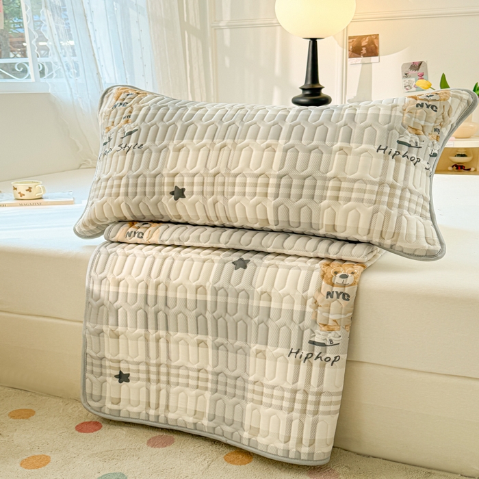 91家纺网 家纺一手货源 找家纺 佰亿莱2024新款小清新印花乳胶凉席 格子熊