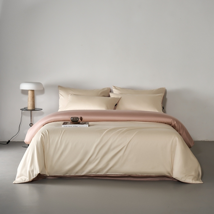 91家纺网 家纺一手货源 找家纺 秀色家纺 2025新款轻奢60支贡缎高支贡缎长绒棉全棉四件套简约纯色床上被套床单床笠式 米朵-蜜桃奶油