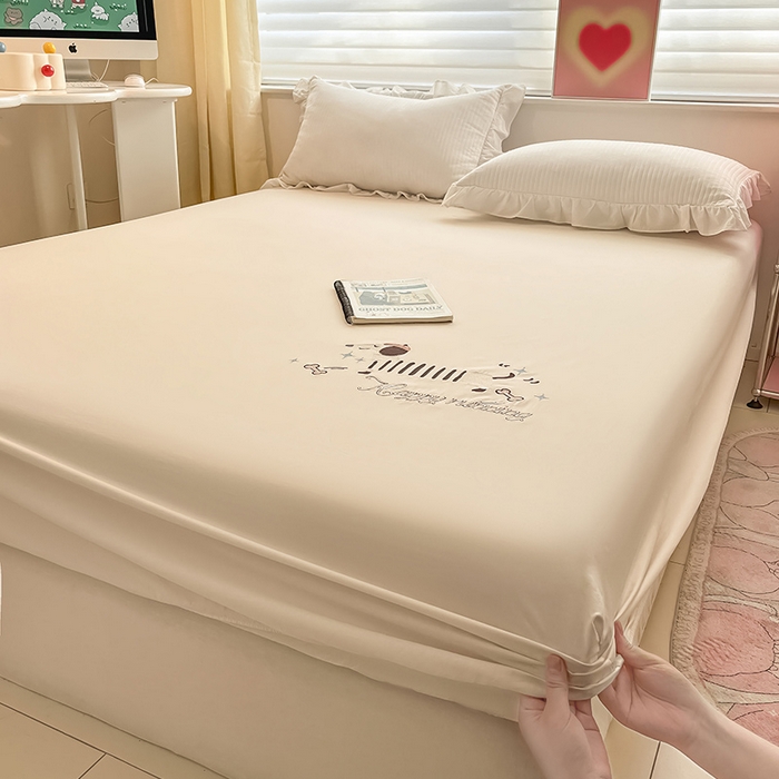 91家纺网 家纺一手货源 找家纺 2024新款A类全棉水洗棉绣花单床笠 腊肠狗-月光白