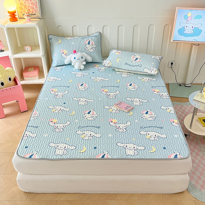 91家纺网 家纺一手货源 找家纺 金爱家 2024新款A类三丽鸥高品质可组合凉感丝乳胶席牛奶丝针织棉软糯夏被四件套 乳胶席-月亮玉桂狗