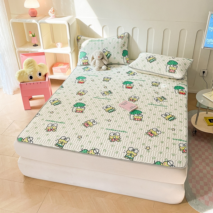 91家纺网 家纺一手货源 找家纺 金爱家 2024新款A类三丽鸥高品质可组合凉感丝乳胶席牛奶丝针织棉软糯夏被四件套 乳胶席-绿绿大眼蛙