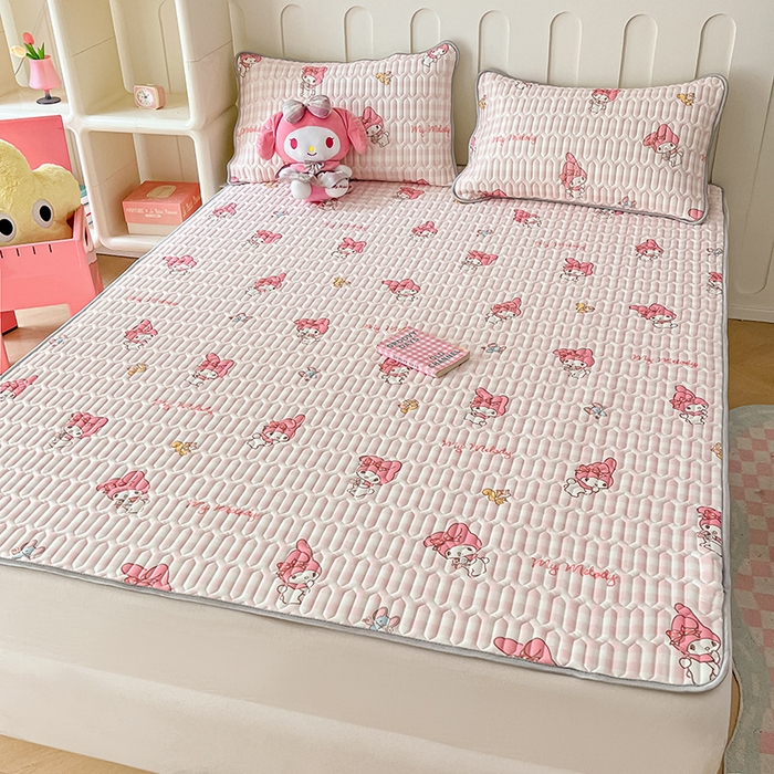 91家纺网 家纺一手货源 找家纺 金爱家 2024新款A类三丽鸥高品质可组合凉感丝乳胶席牛奶丝针织棉软糯夏被四件套 乳胶席-粉格美乐蒂