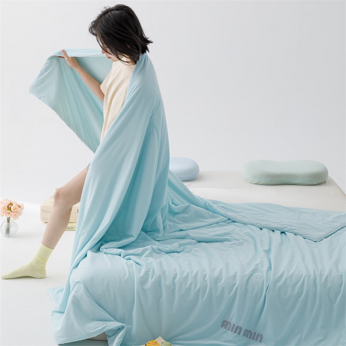 91家纺网 家纺一手货源 找家纺 丝幔家纺 2025新款A类提花绣花凉感夏被 被子被芯 湖蓝