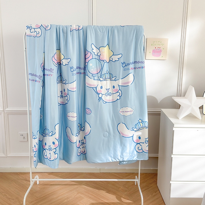 91家纺网 家纺一手货源 找家纺 博雅 2024新款三丽鸥正版系列A类牛奶丝软糯针织棉大豆纤维夏被 针织棉（带防伪标）旅行玉桂狗