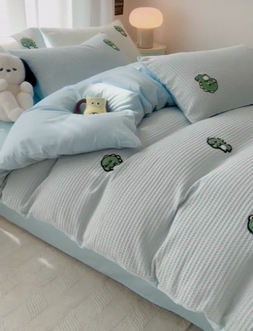 91家纺网 家纺一手货源 找家纺 慕尚 2025新款全棉华夫格毛巾绣四件套 恐龙之王蓝