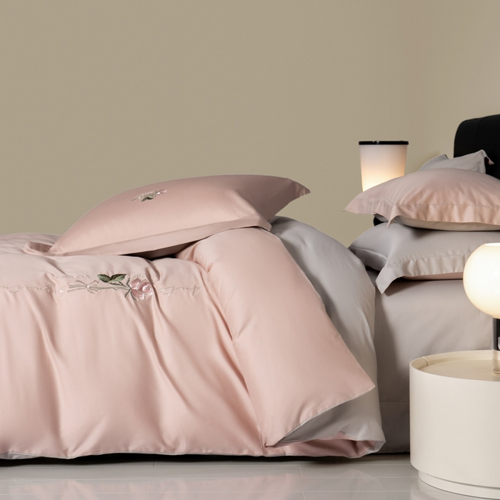 91家纺网 家纺一手货源 找家纺 秀色家纺 2025新款轻奢60支贡缎长绒纯棉四件套全棉简约清新刺绣花被套床单高级感 唤醒-茱萸粉+烟墨灰