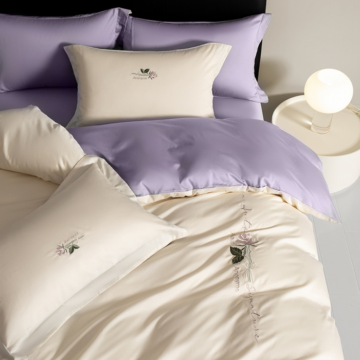 91家纺网 家纺一手货源 找家纺 秀色家纺 2025新款轻奢60支贡缎长绒纯棉四件套全棉简约清新刺绣花被套床单高级感 奶昔白+丁香