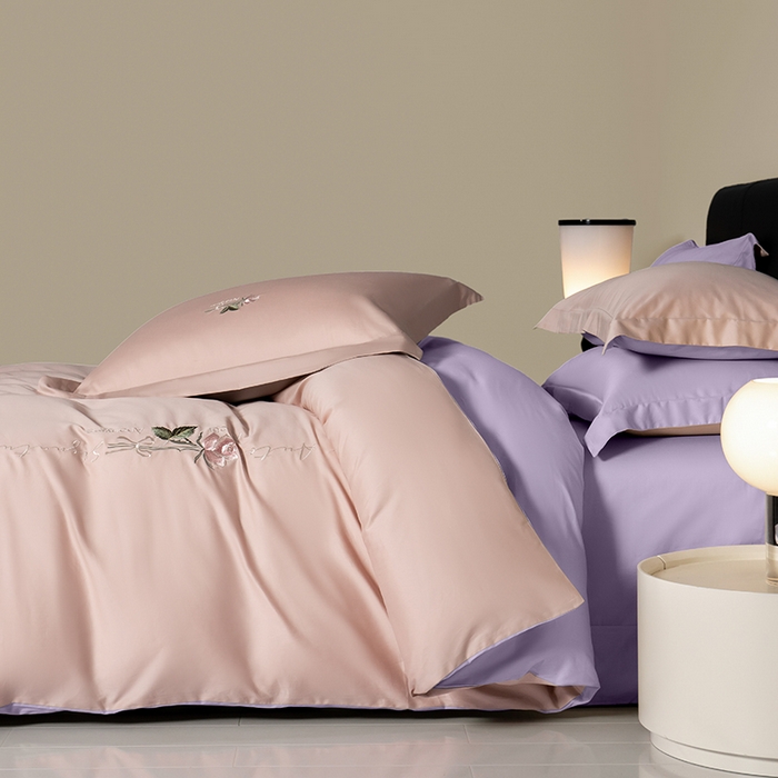 91家纺网 家纺一手货源 找家纺 秀色家纺 2025新款轻奢60支贡缎长绒纯棉四件套全棉简约清新刺绣花被套床单高级感 茱萸粉+丁香