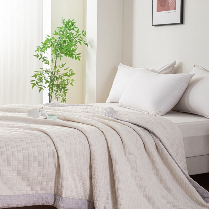 91家纺网 家纺一手货源 找家纺 爱宝被业 2025新款华夫格提花针织棉纤维夏被 奶油白