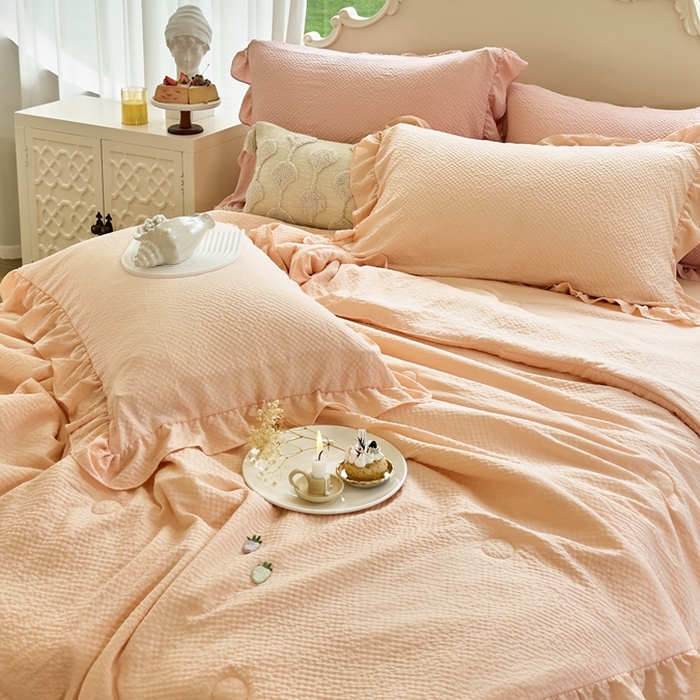 91家纺网 家纺一手货源 找家纺 米菲 2024新款泡泡棉纯色花边款夏被夏被四件套 樱花粉