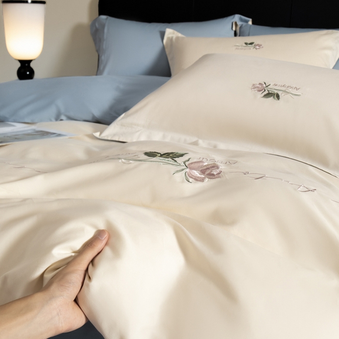 91家纺网 家纺一手货源 找家纺 秀色家纺 2025新款轻奢60支贡缎长绒纯棉四件套全棉简约清新刺绣花被套床单高级感 唤醒-奶昔白+天空蓝