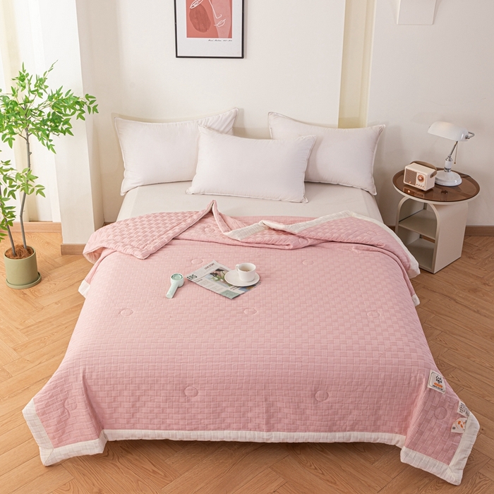 91家纺网 家纺一手货源 找家纺 爱宝被业 2025新款华夫格提花针织棉纤维夏被 山茶粉