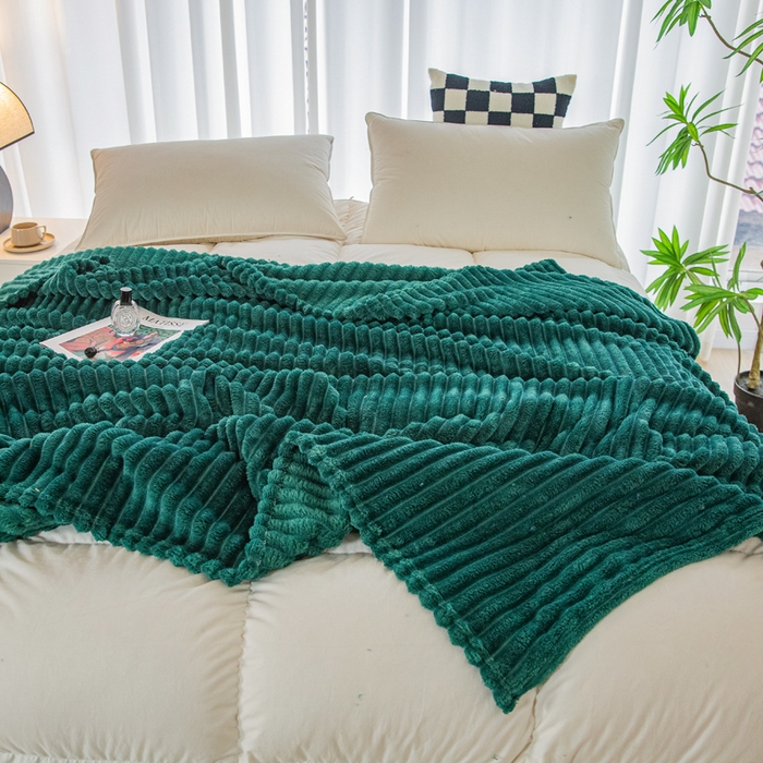 91家纺网 家纺一手货源 找家纺 卡琪曼 2024新款高克重魔法绒牛奶绒毛毯毯子 墨绿