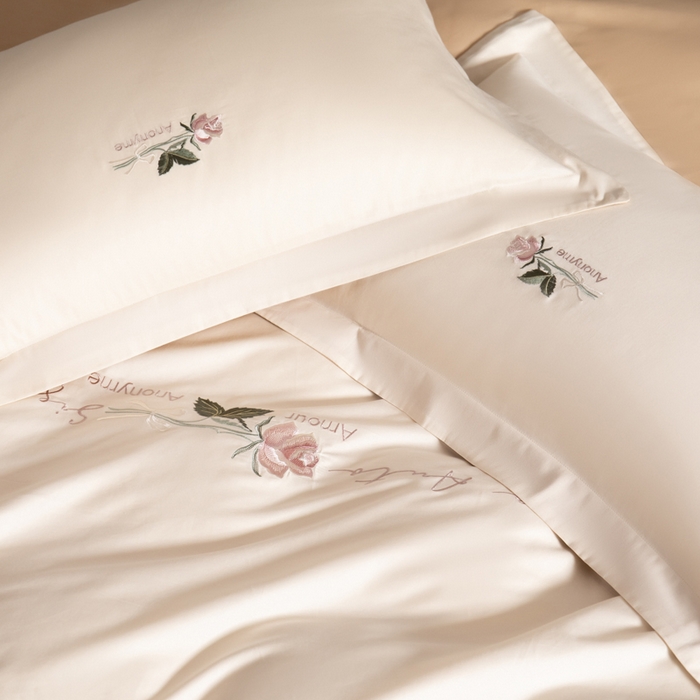 91家纺网 家纺一手货源 找家纺 秀色家纺 2025新款轻奢60支贡缎长绒纯棉四件套全棉简约清新刺绣花被套床单高级感 唤醒-奶昔白+香槟金