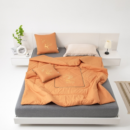 91家纺网 家纺一手货源 找家纺 吉利家居 2024新款全棉抱枕被四季款 活力橙