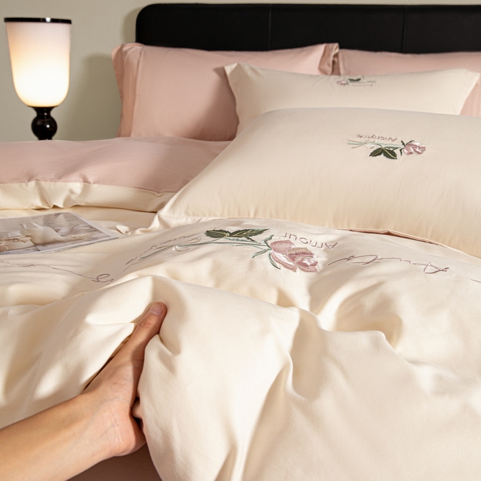 91家纺网 家纺一手货源 找家纺 秀色家纺 2025新款轻奢60支贡缎长绒纯棉四件套全棉简约清新刺绣花被套床单高级感 唤醒-奶昔白+茱萸粉