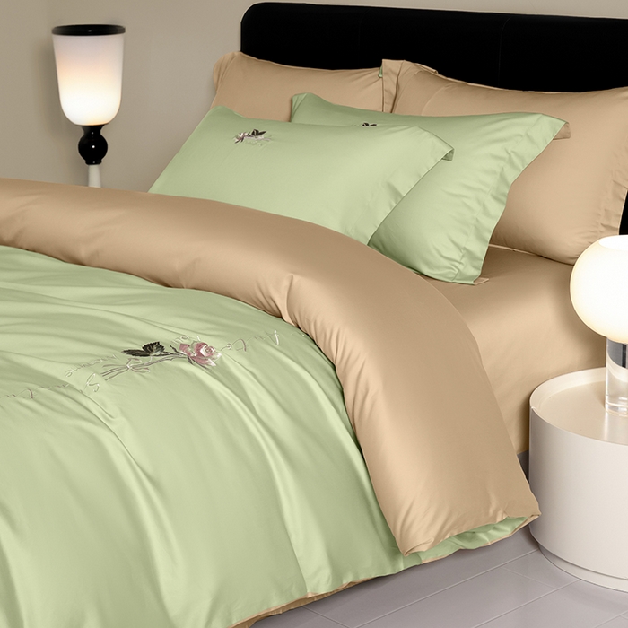 91家纺网 家纺一手货源 找家纺 秀色家纺 2025新款轻奢60支贡缎长绒纯棉四件套全棉简约清新刺绣花被套床单高级感 莺茶绿+香槟金