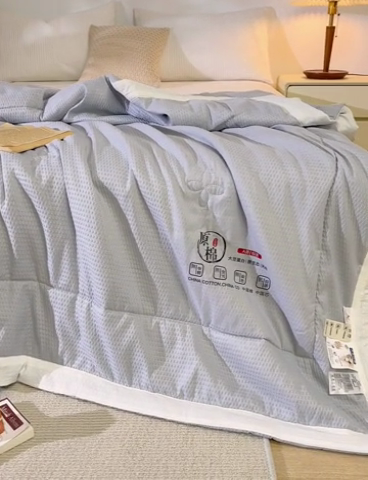 91家纺网 家纺一手货源 找家纺 爱宝被业 2025新款泡泡纱夏被 灰色