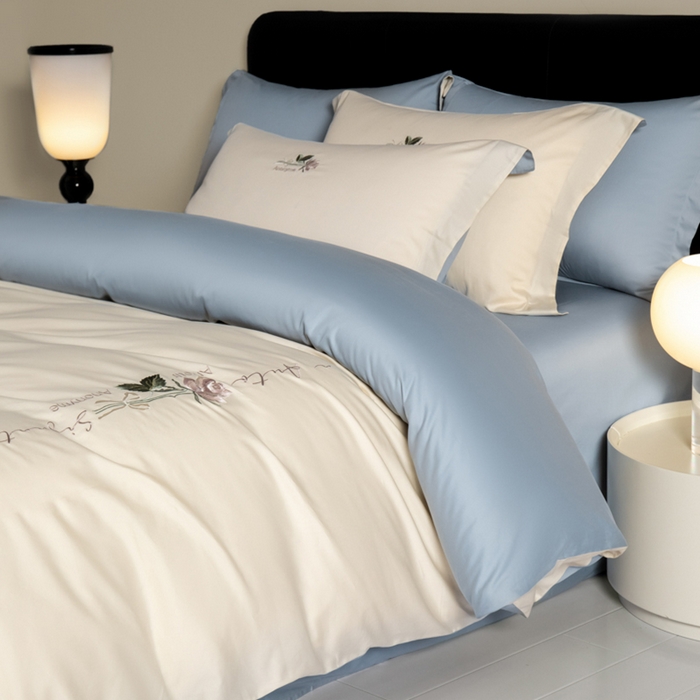 91家纺网 家纺一手货源 找家纺 秀色家纺 2025新款轻奢60支贡缎长绒纯棉四件套全棉简约清新刺绣花被套床单高级感 唤醒-奶昔白+天空蓝