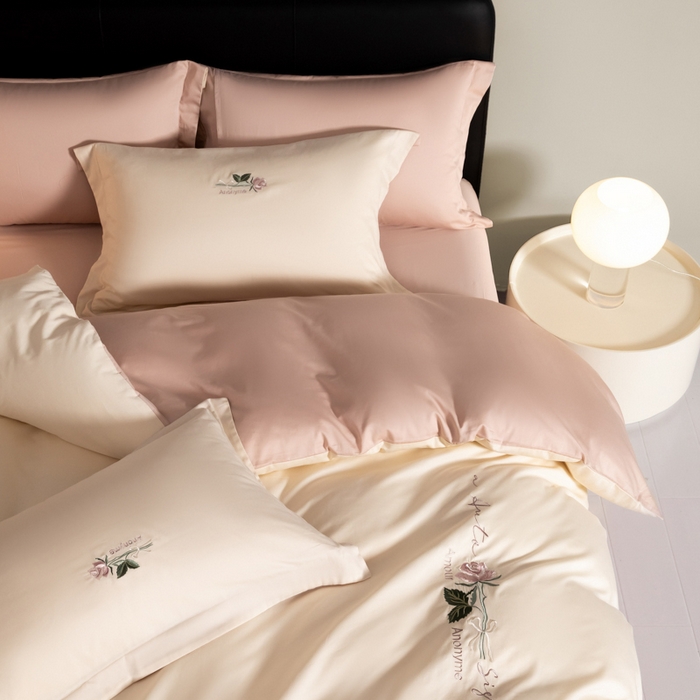 91家纺网 家纺一手货源 找家纺 秀色家纺 2025新款轻奢60支贡缎长绒纯棉四件套全棉简约清新刺绣花被套床单高级感 唤醒-奶昔白+茱萸粉