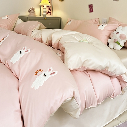 91家纺网 家纺一手货源 找家纺 （总）梦幻之城 2024新款水洗真丝毛巾绣款四件套三件套--黛西系列