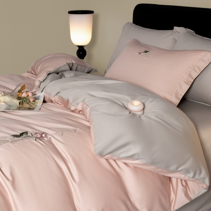 91家纺网 家纺一手货源 找家纺 秀色家纺 2025新款轻奢60支贡缎长绒纯棉四件套全棉简约清新刺绣花被套床单高级感 唤醒-茱萸粉+烟墨灰