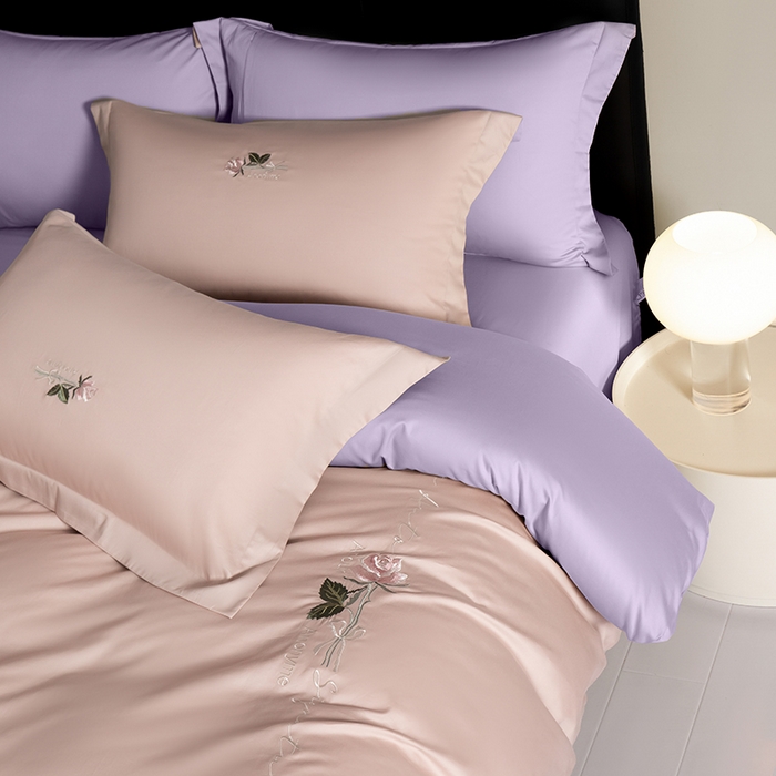 91家纺网 家纺一手货源 找家纺 秀色家纺 2025新款轻奢60支贡缎长绒纯棉四件套全棉简约清新刺绣花被套床单高级感 茱萸粉+丁香