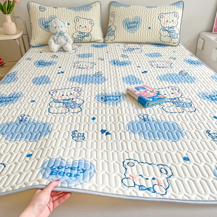 91家纺网 家纺一手货源 找家纺 沐慕 2024新款小清新印花乳胶凉席 吉他熊