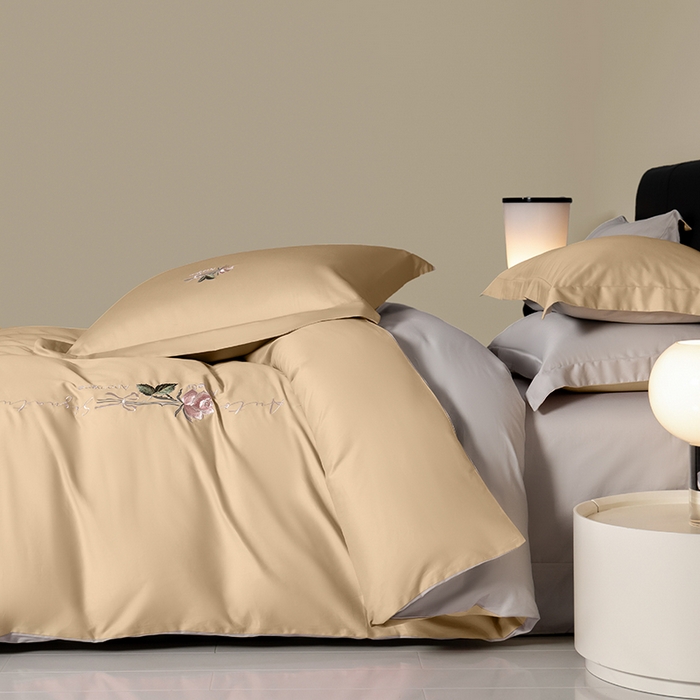 91家纺网 家纺一手货源 找家纺 秀色家纺 2025新款轻奢60支贡缎长绒纯棉四件套全棉简约清新刺绣花被套床单高级感 香槟金+烟墨灰