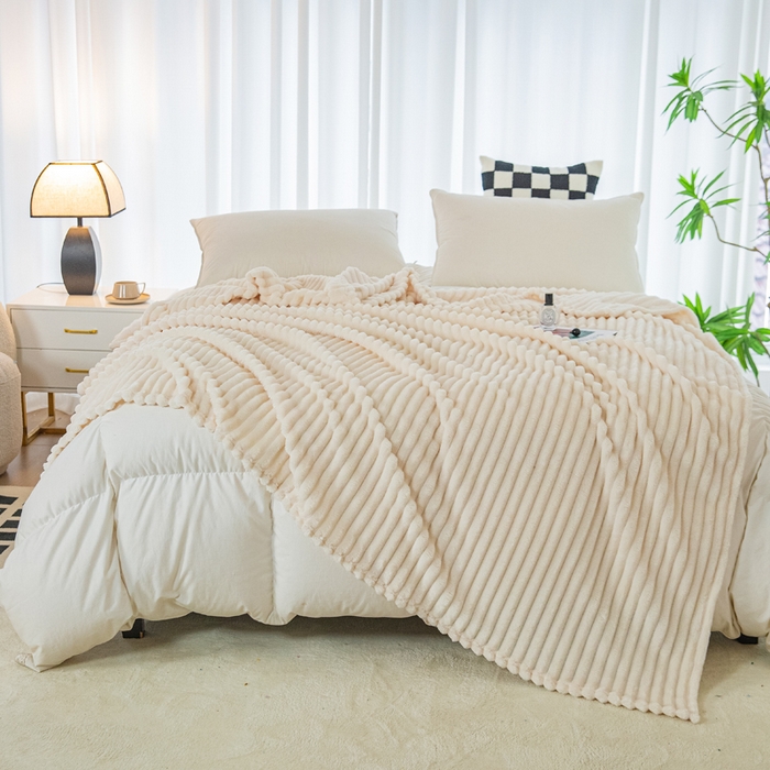 91家纺网 家纺一手货源 找家纺 卡琪曼 2024新款高克重魔法绒牛奶绒毛毯毯子 米白