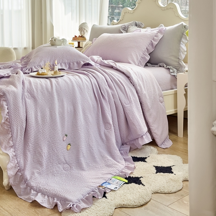 91家纺网 家纺一手货源 找家纺 米菲 2024新款泡泡棉纯色花边款夏被夏被四件套 丁香紫