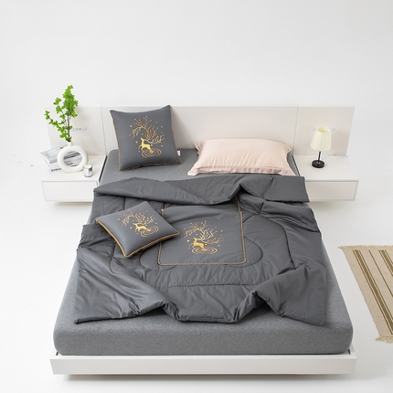 91家纺网 家纺一手货源 找家纺 吉利家居 2024新款全棉抱枕被四季款 绅士灰