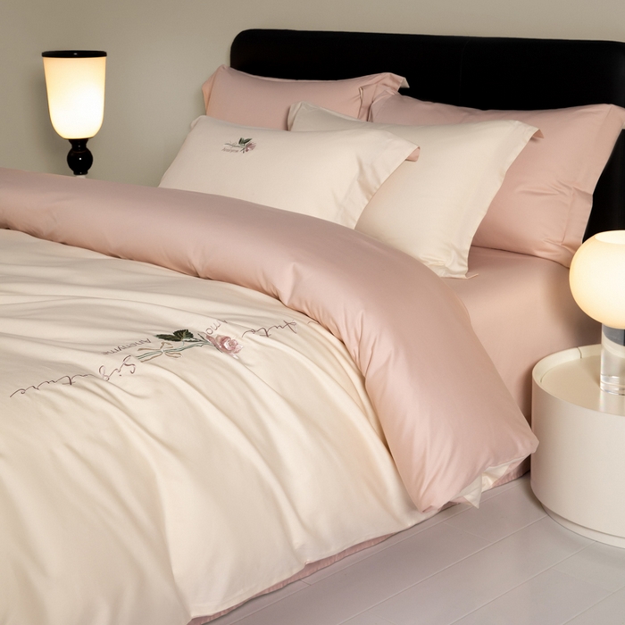 91家纺网 家纺一手货源 找家纺 秀色家纺 2025新款轻奢60支贡缎长绒纯棉四件套全棉简约清新刺绣花被套床单高级感 唤醒-奶昔白+茱萸粉