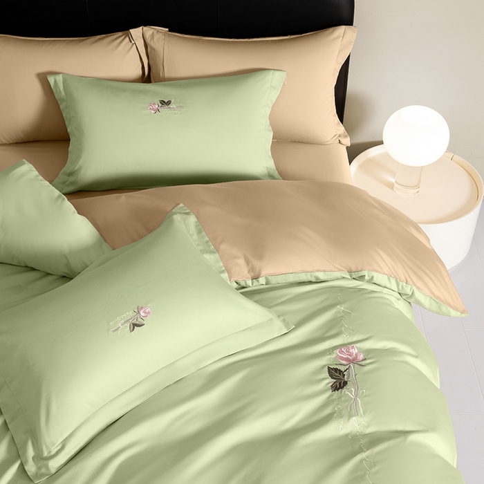 91家纺网 家纺一手货源 找家纺 秀色家纺 2025新款轻奢60支贡缎长绒纯棉四件套全棉简约清新刺绣花被套床单高级感 莺茶绿+香槟金
